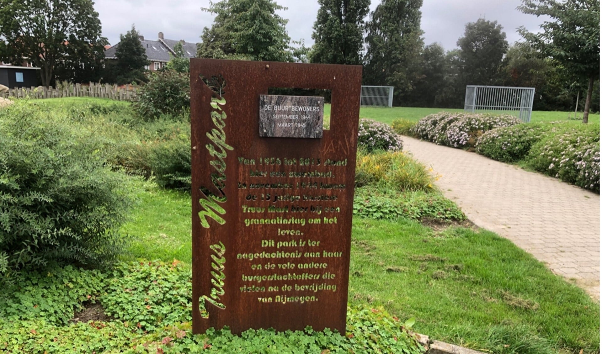 De herdenkingsplaquette in het park aan de Beethovenstraat in Nijmegen 