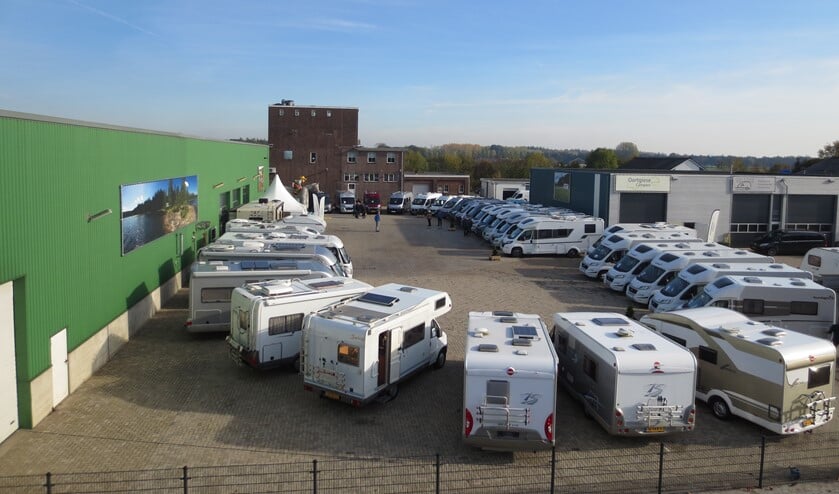 De vraag naar campers zat altijd al in de lift, maar sinds de corona crisis zijn ze echt niet meer aan te slepen.