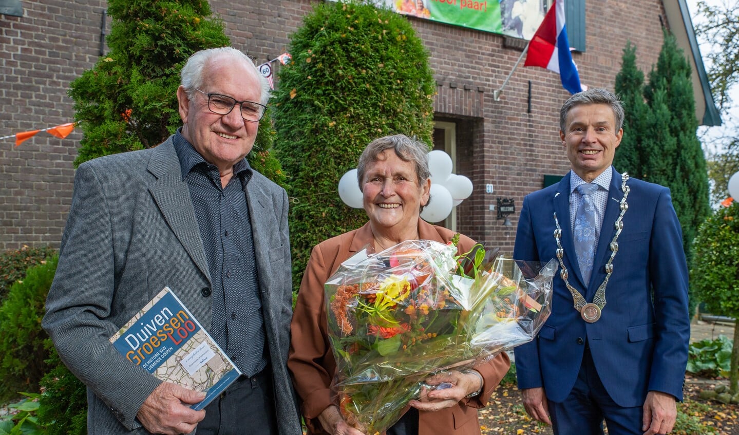 Burgemeester Huub Hieltjes kwam het bruidspaar persoonlijk feliciteren.