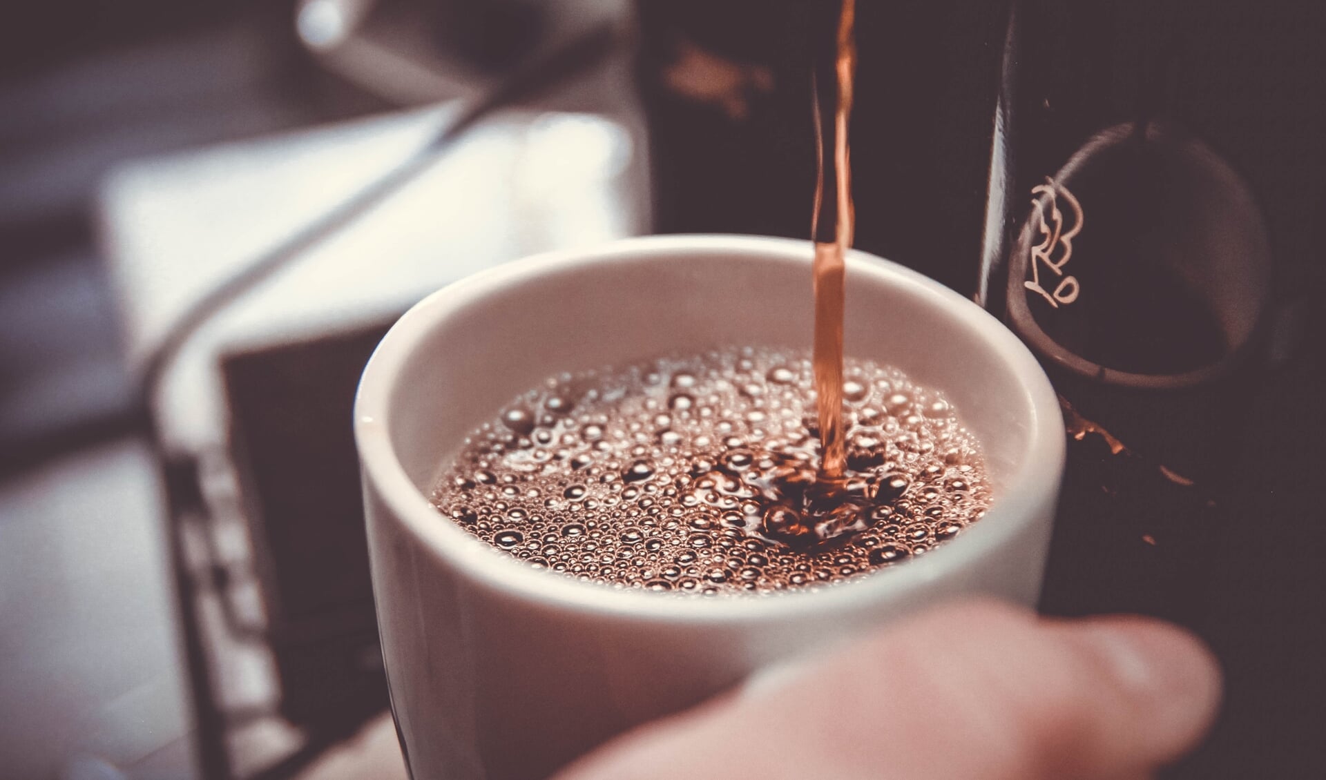 Kom gezellig een kopje koffie drinken in de Cuperstraat 9 Bemmel elke eeste maandag van de maand. (foto: John Schnobrich/Unsplash)