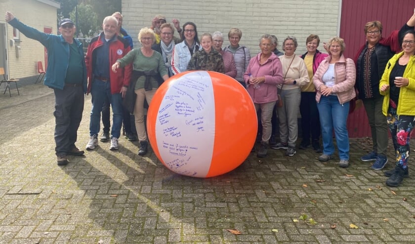 <p>Deelnemers in Dodewaard die belang van bewegen op de bal geschreven hebben. (foto: Roy)</p>