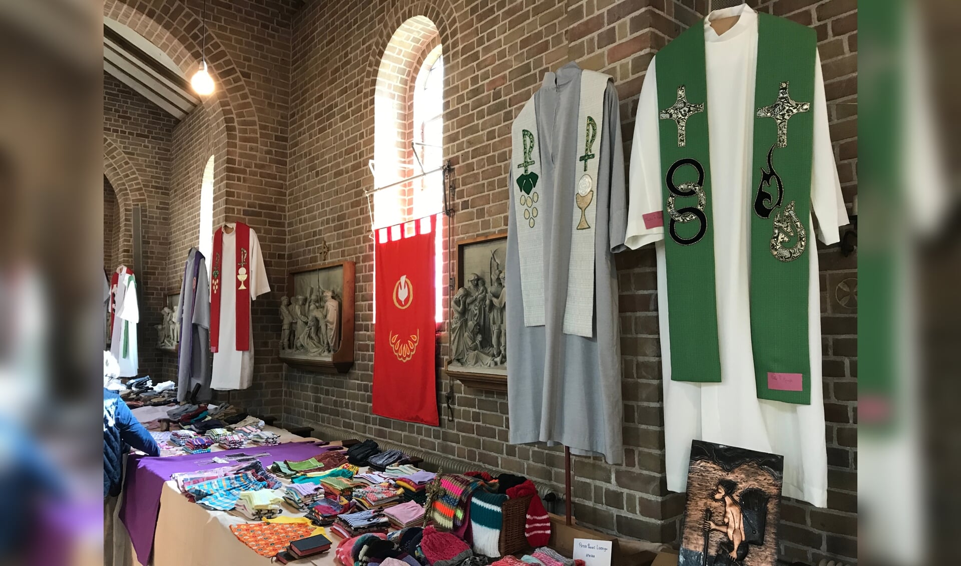 Enkele werken van de Missiehandwerkclub bij de vorige tentoonstelling in 2019.