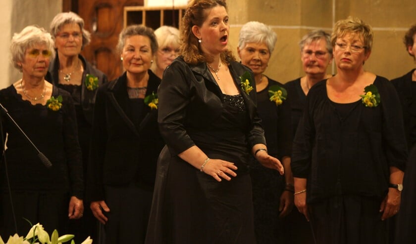 Sopraan Marjo Harmsen en Opera Gelderland-Oost tijdens een concert in Oud-Zevenaar