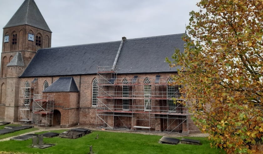 <p>De buitenzijde van de dorpskerk in IJzendoorn is gerestaureerd, momenteel zijn ze met het stucwerk aan de binnenzijde bezig. (foto: Hervormde Gemeente IJzendoorn)</p>