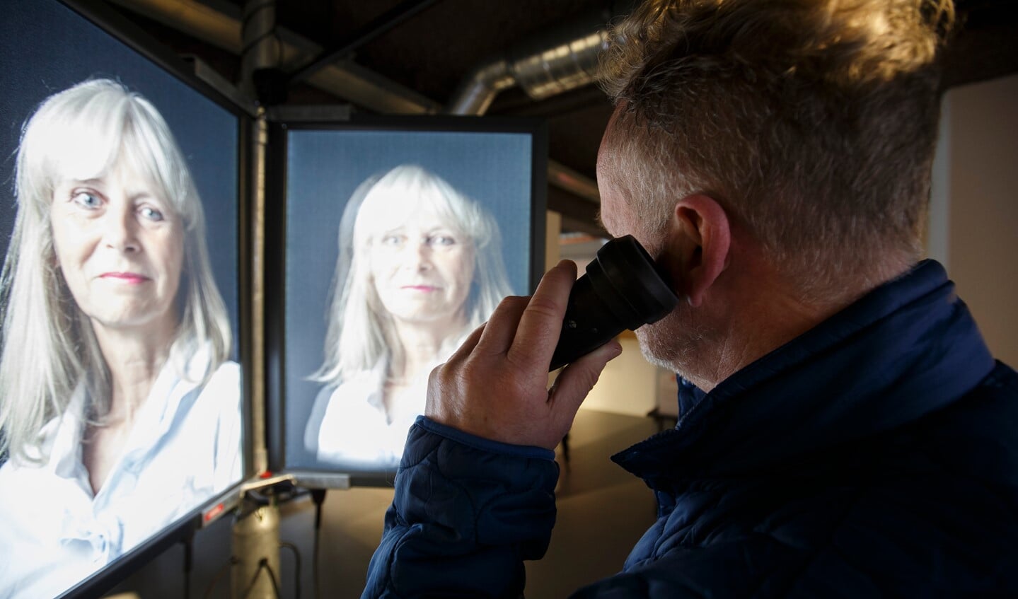 Een bezoeker bekijkt de tentoonstelling MIJN geZICHT. (Foto: Hans Roggen)