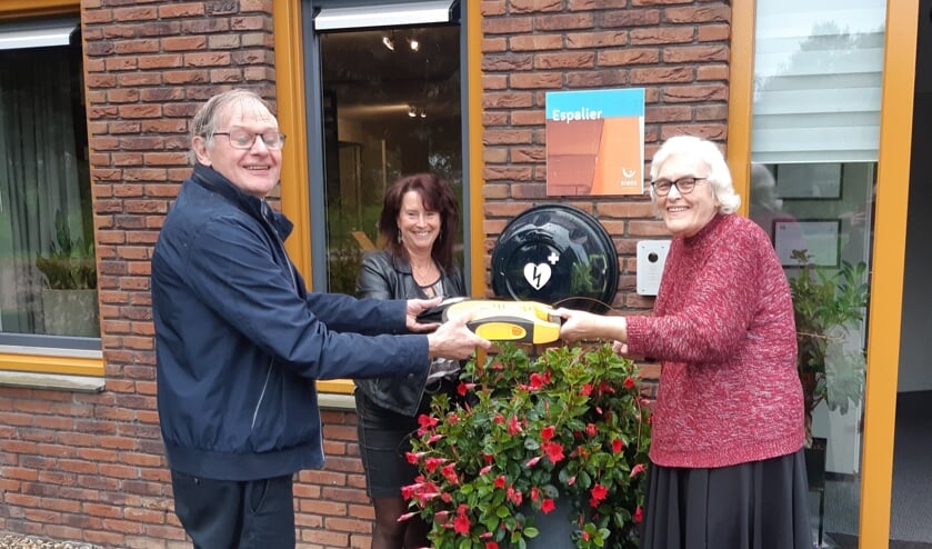<p>Van links naar rechts: Henk Randewijk, vertegenwoordiger EHBO, Erna van den Hatert, vertegenwoordiger Eleos en Arendje van Maren, één van de eerste bewoners van Espalier.</p>