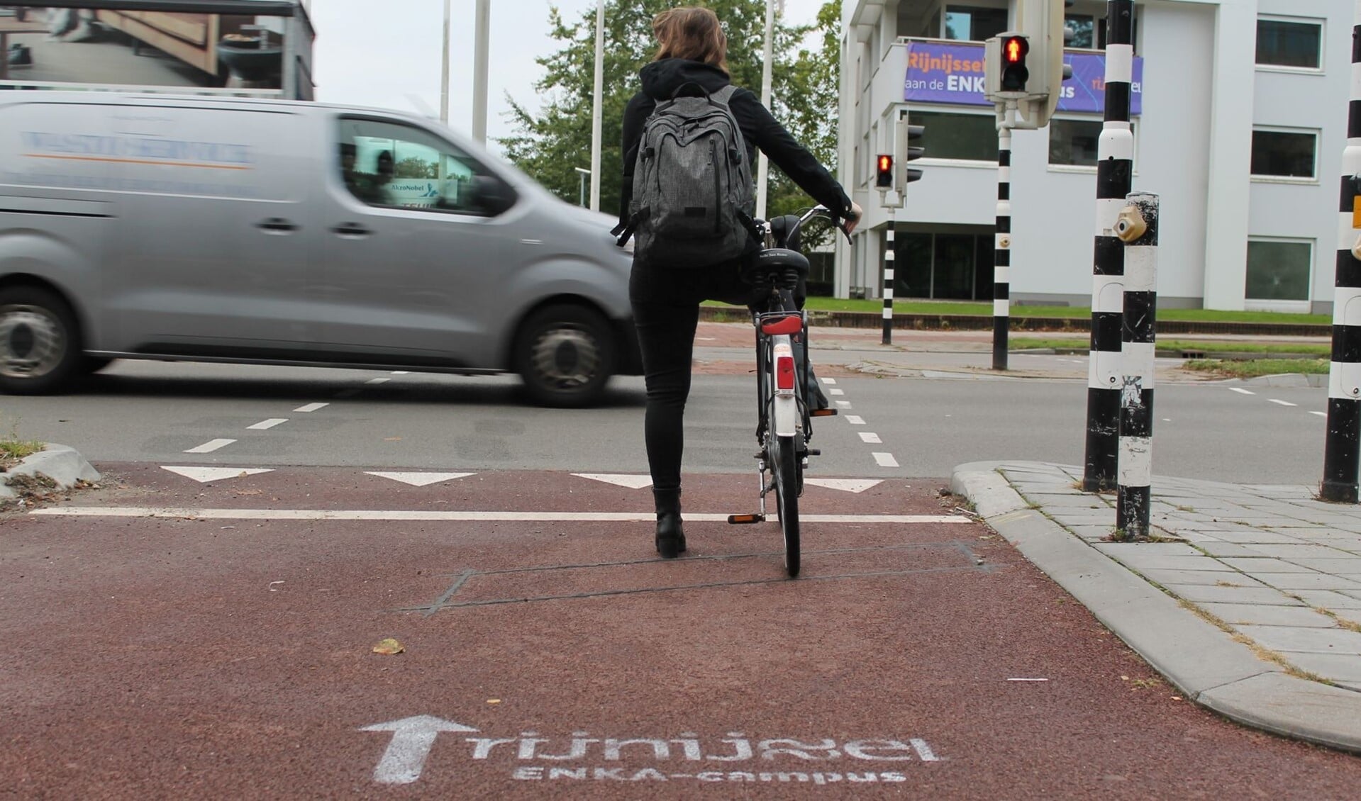 Bewegwijzering op het fietspad naar ENKA-campus van Rijn IJssel in Arnhem.