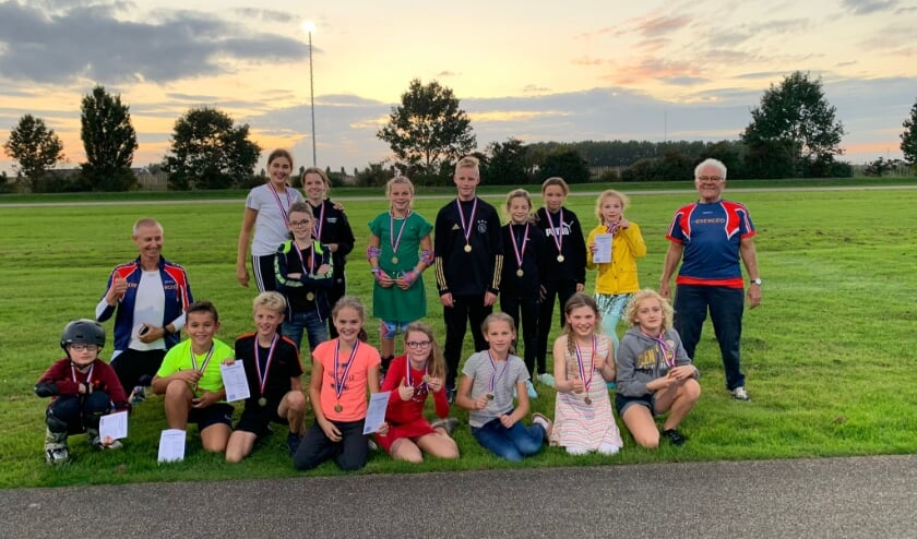 <p>Deze sportieve inlineskaters van Exerceo volbrachten de mini Elfstedentocht. (foto: Annet Ophof)</p>
