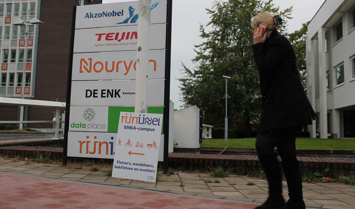 Bewegwijzering op trottoir voor de Rijn IJssel ENKA-campus in Arnhem.