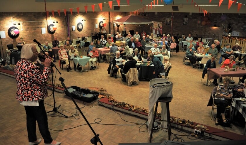 <p>Wil Vermeulen spreekt een dankwoord uit. (foto: Gerard Nieuwenhuis)</p>