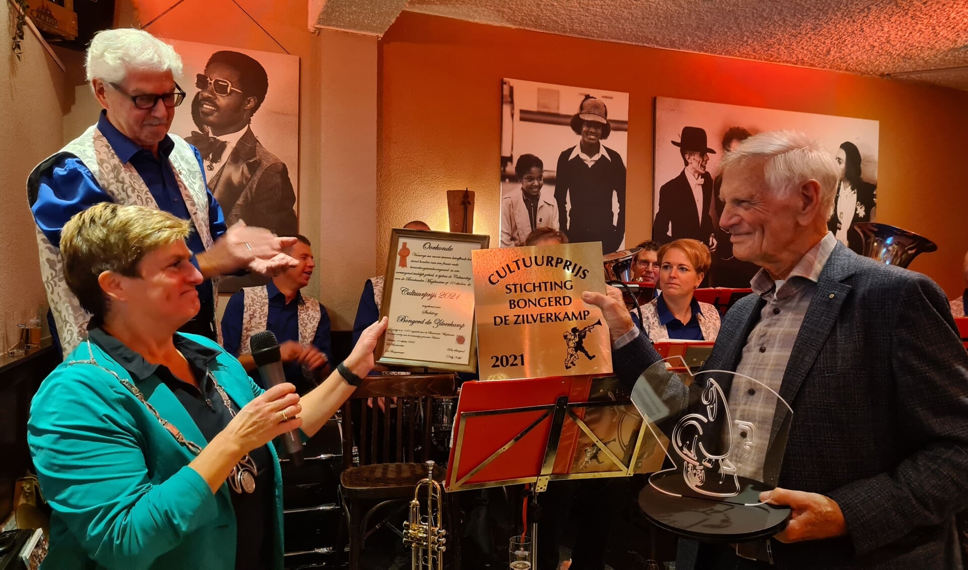 Burgemeester Nelly Kalfs reikt de Cultuurprijs 2021 uit. (foto: Bevelander muzikanten)