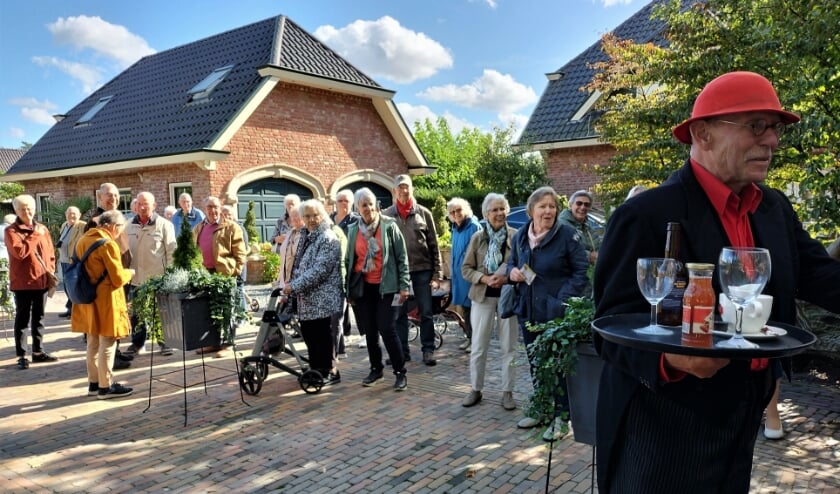 <p>Ontvangst in Garderen. (foto: N Thomson)</p>