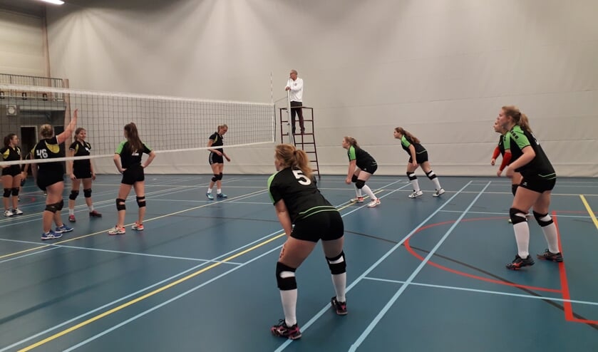 <p>De speelsters van dames 2 in actie.</p>