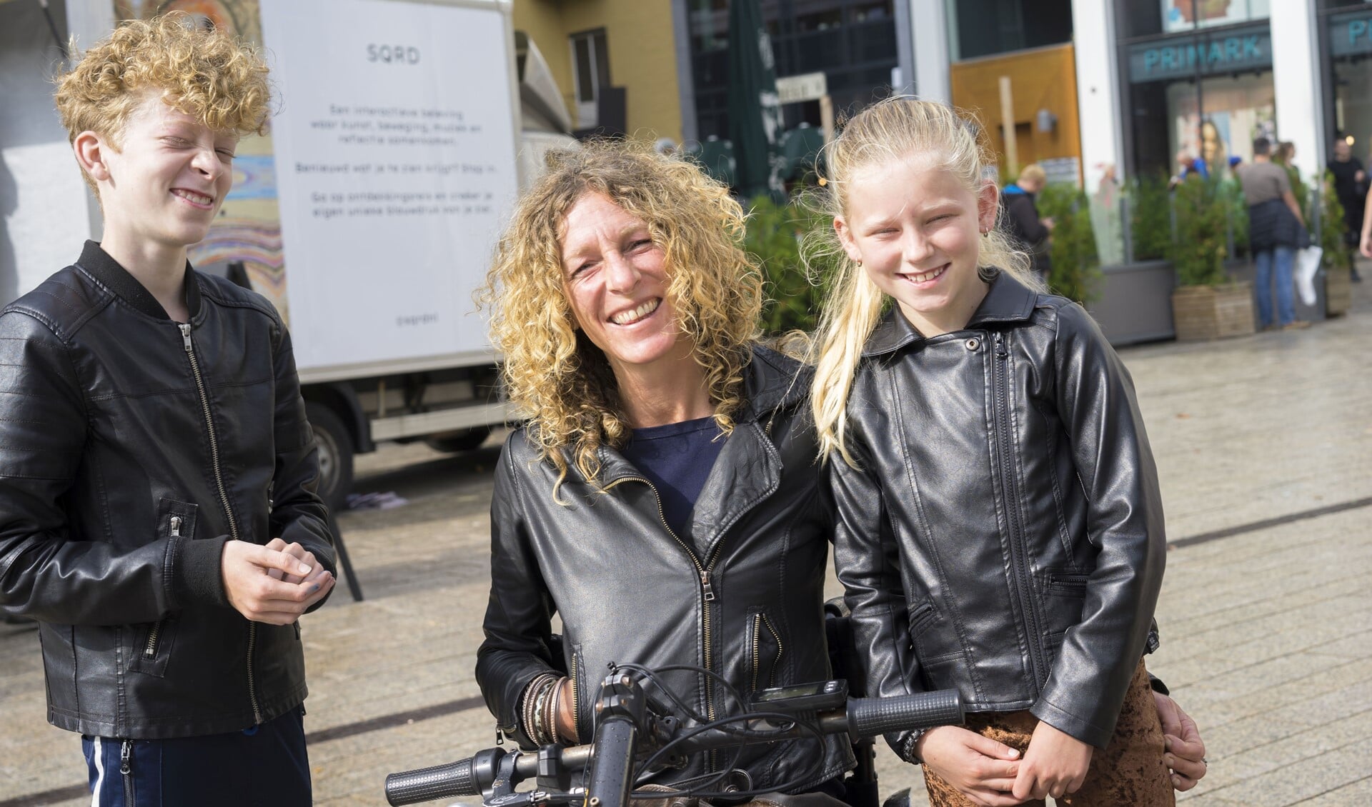 Maike Heesbeen en haar kinderen Noah en Jasmijn. 