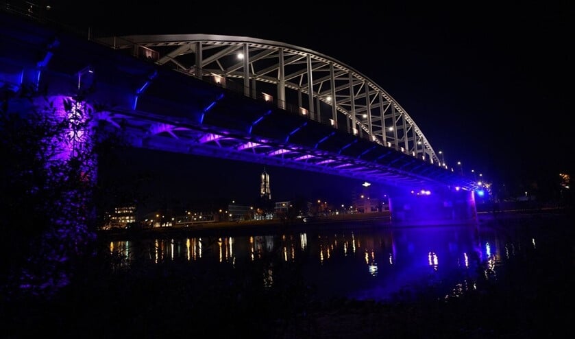 De John Frostbrug kleurt blauw.
