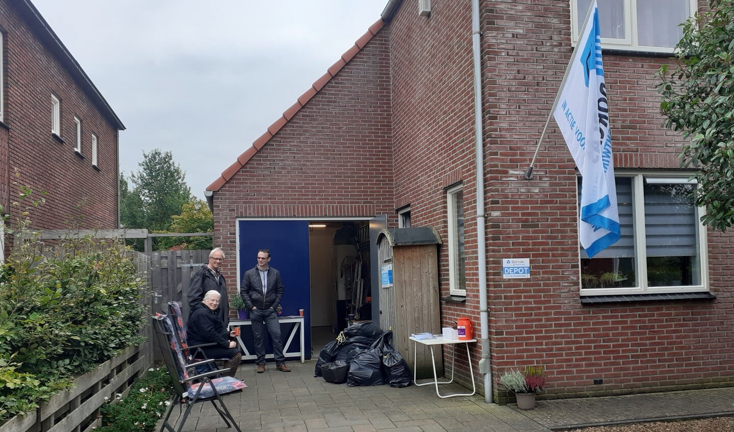 Het inzameldepot met de kast waarin men kleding kan deponeren. (Foto: M. Postmus)