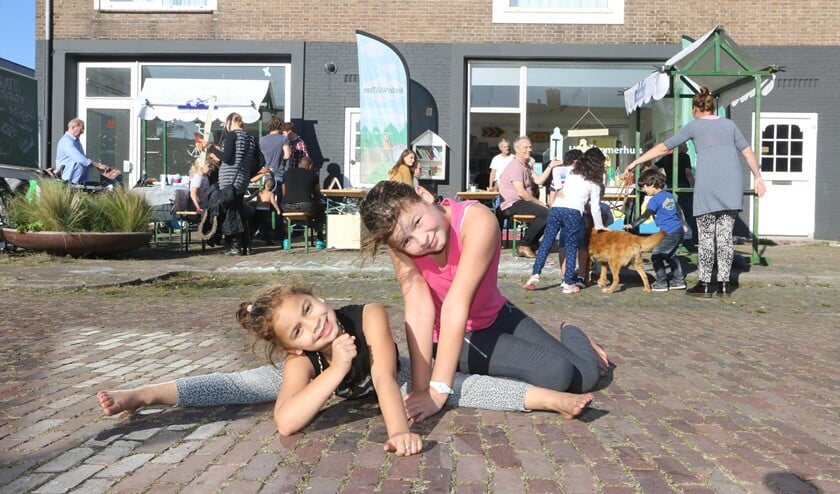 Creatieve en sportieve inwoners van Malburgen bij het Timmerhuis. (Foto: Zefanja Hoogers)