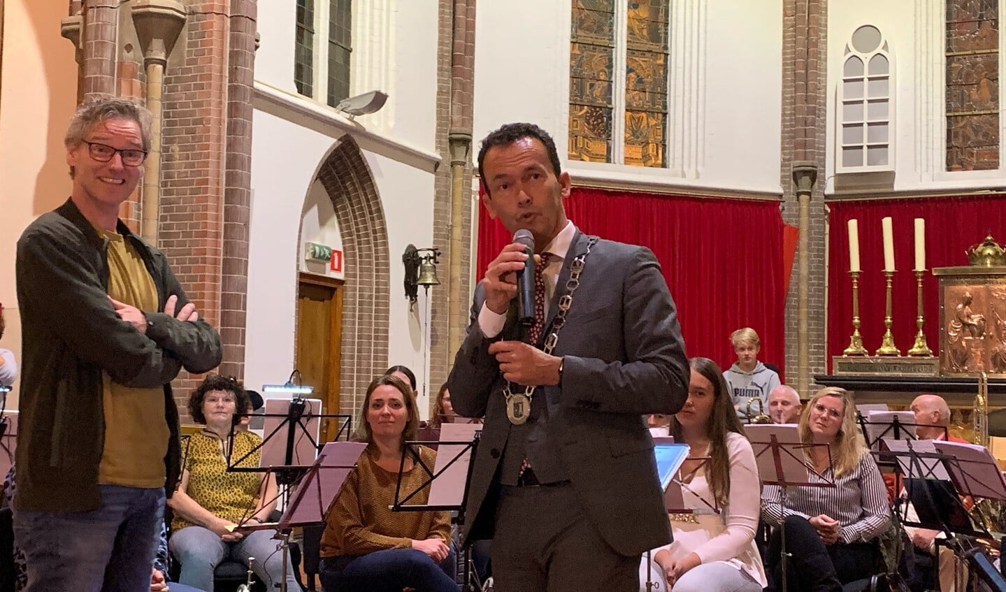 Burgemeester Lucien van Riswijk spreekt de stomverbaasde Johan Kock toe.