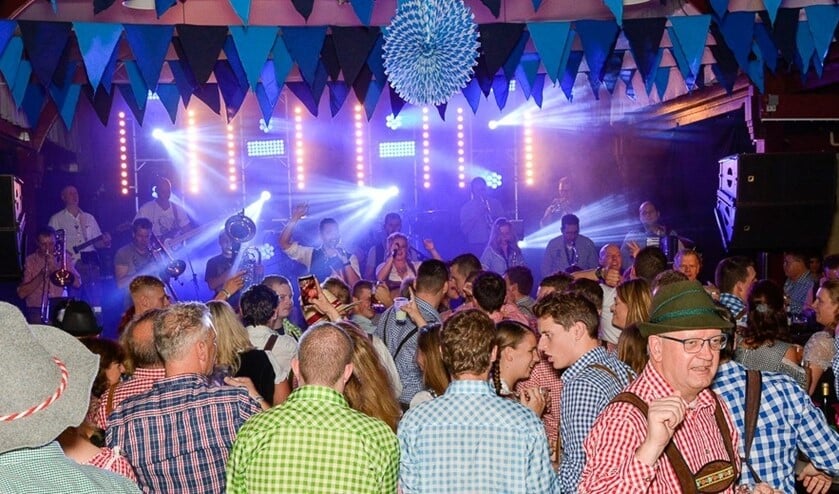 Als dirndl of in lederhosen de dansvloer op