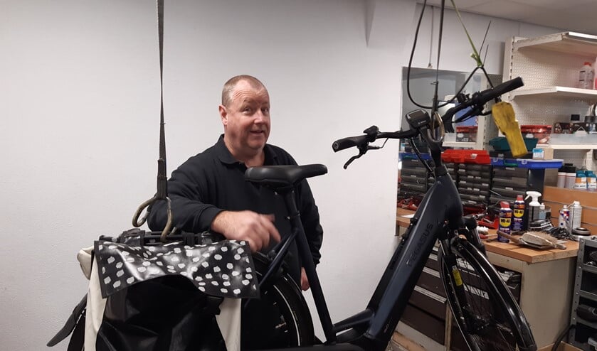 Frans van Rooy in de werkplaats.