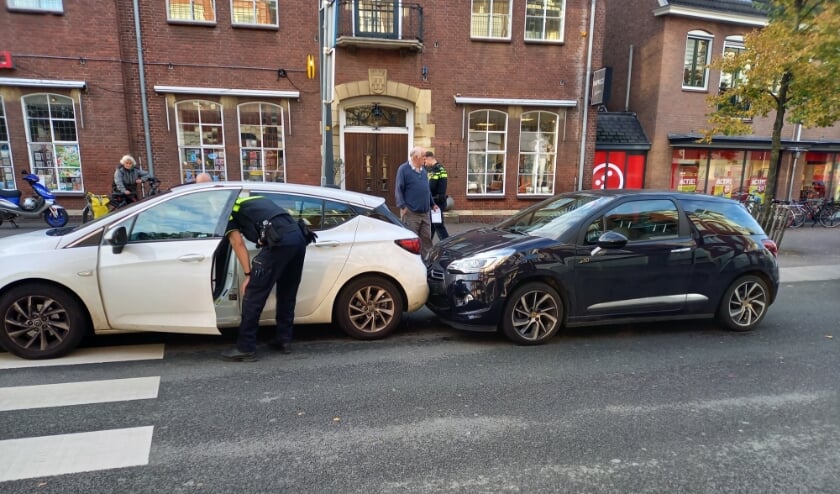 <p>Beide auto's beschadigd bij kop staart botsing.</p>