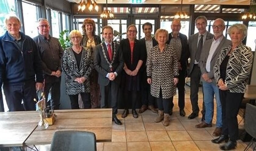 <p>High Tea voor gedecoreerden in Berg en Dal. (foto: Tonnie Holl)</p>