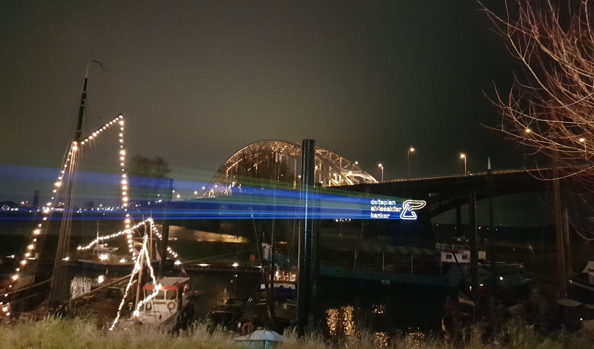 Lichtprojectie op de Waalbrug.