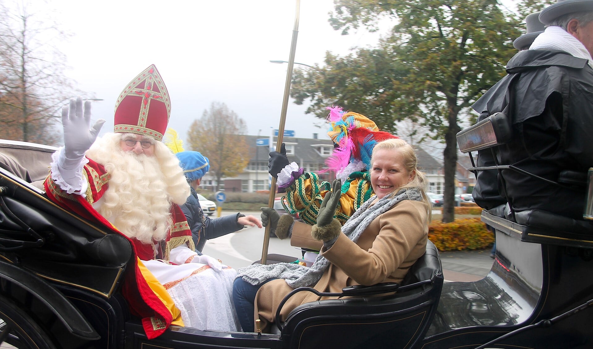 Sinterklaas maakte per koets een rondgang door Zevenaar. Ook kinderburgemeester Loid Stegeman en wethouder Belinda Elfrink waren ingestapt.