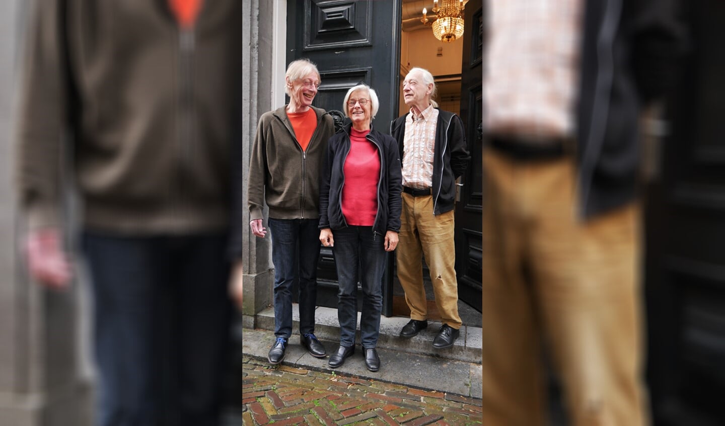 Frans Stam, Anneke Nolet en LudovieK Jansen in de deuropening van het Roze Huis. 