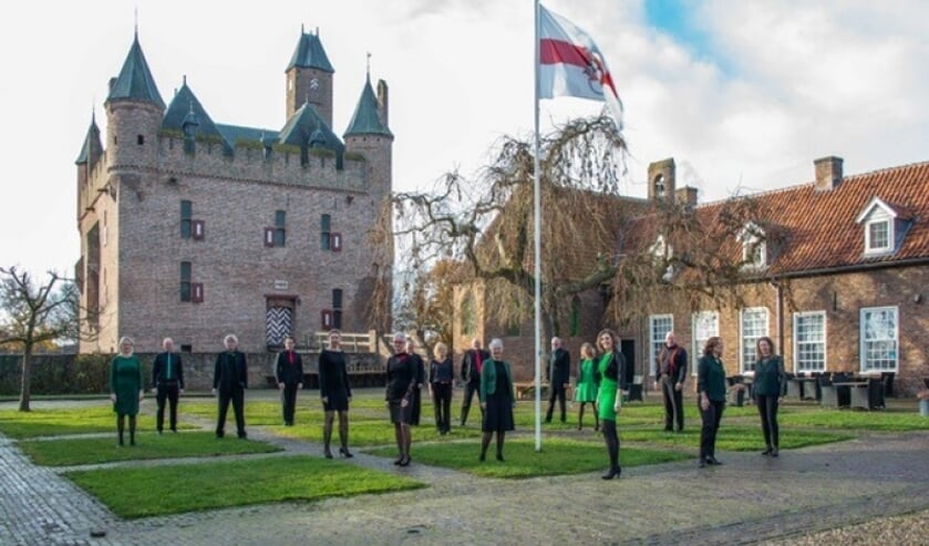 <p>Vocal Virus op binnenplaats kasteel. </p>