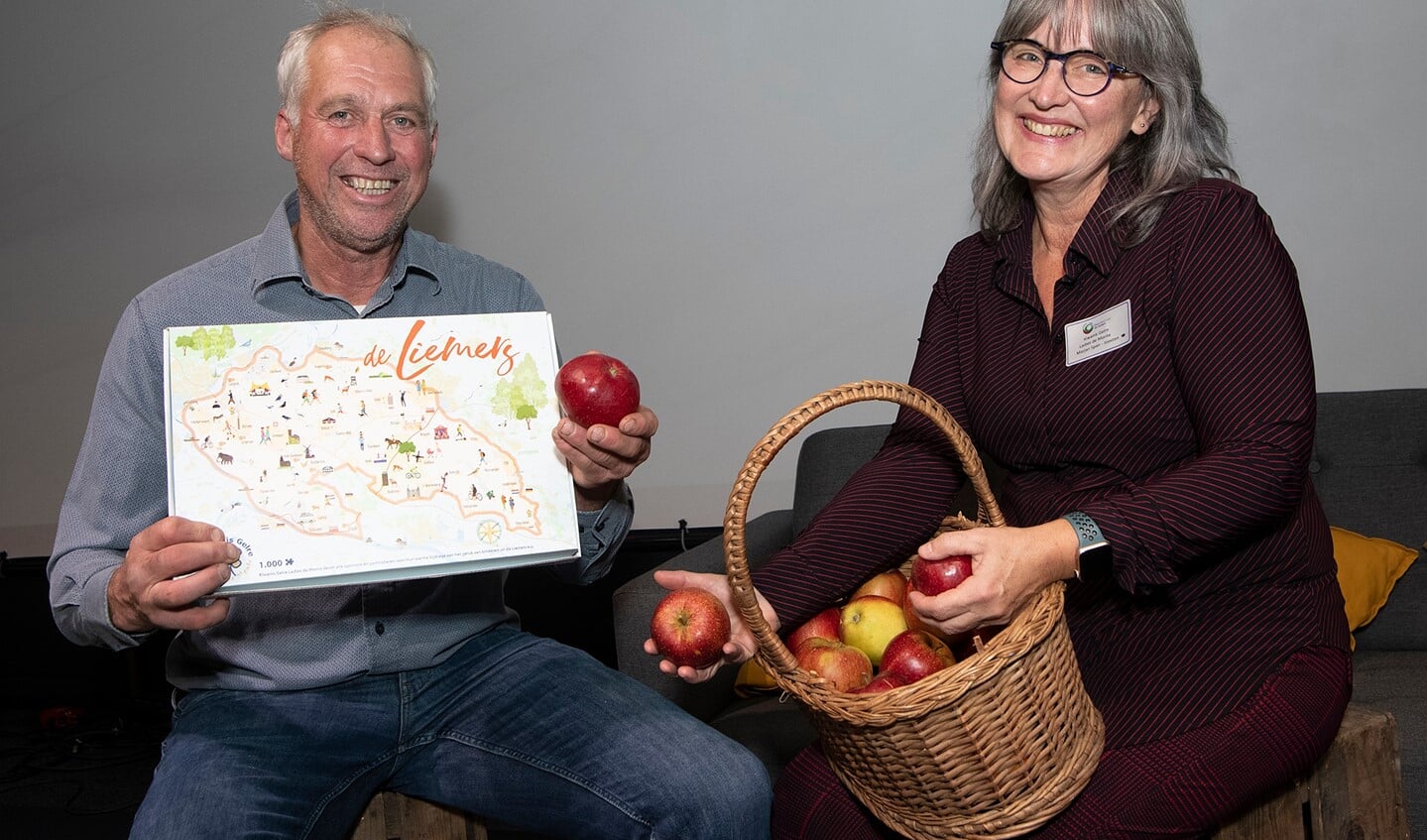 Een deal tussen Theo Wolters en Marjan Span. De Liemerse Puzzel maakt nu onderdeel uit van het kerstpakket van De Stokhorst (Foto: Jacques Kok)