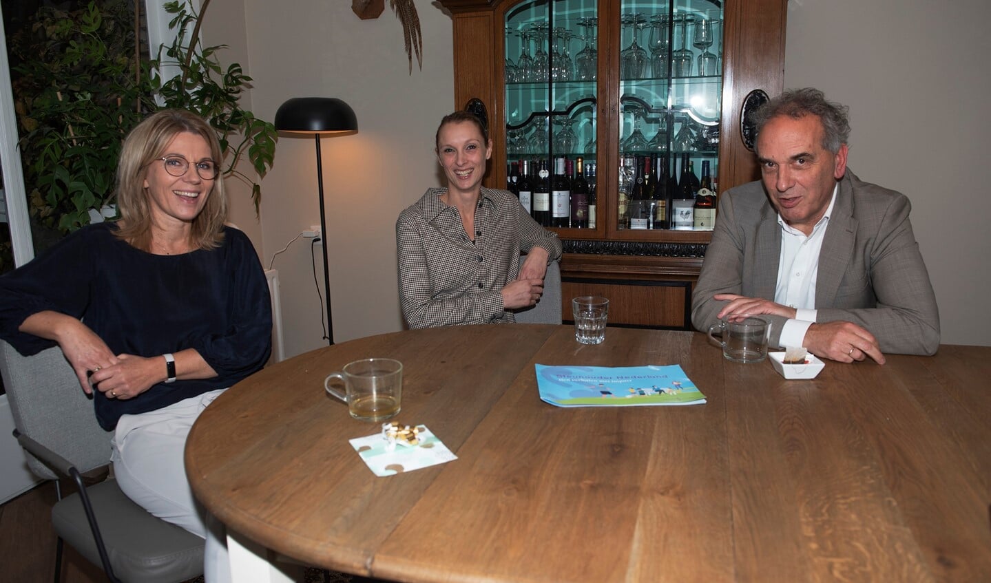 V.l.n.r. Steunouder Ingrid, Desireé Bolder van SteunouderNL en wethouder Bob Roelofs.
