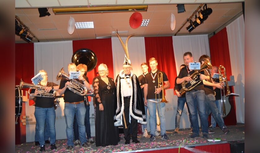 <p>Kapel Driel met het Prinsenpaar. </p>