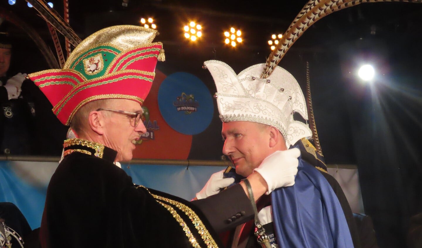 Ton Gerritsen wordt aangekleed als Vorst