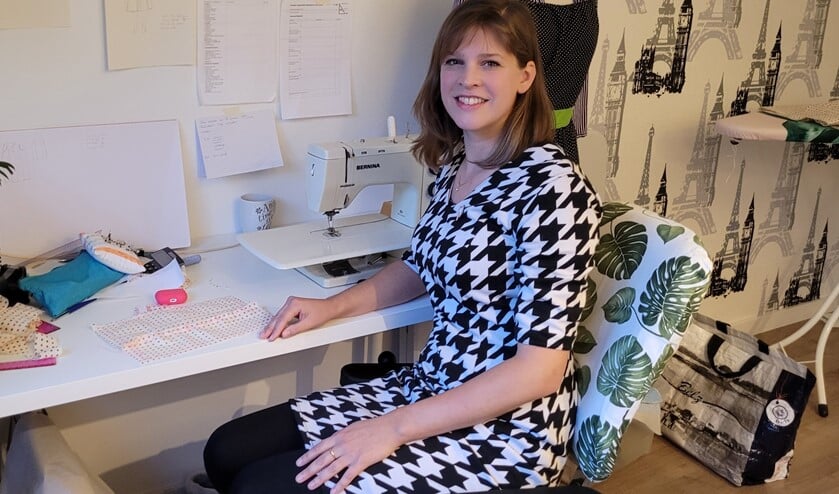 Mariska: "Kleding naaien is allesbehalve saai". Foto: Alie Engelsman