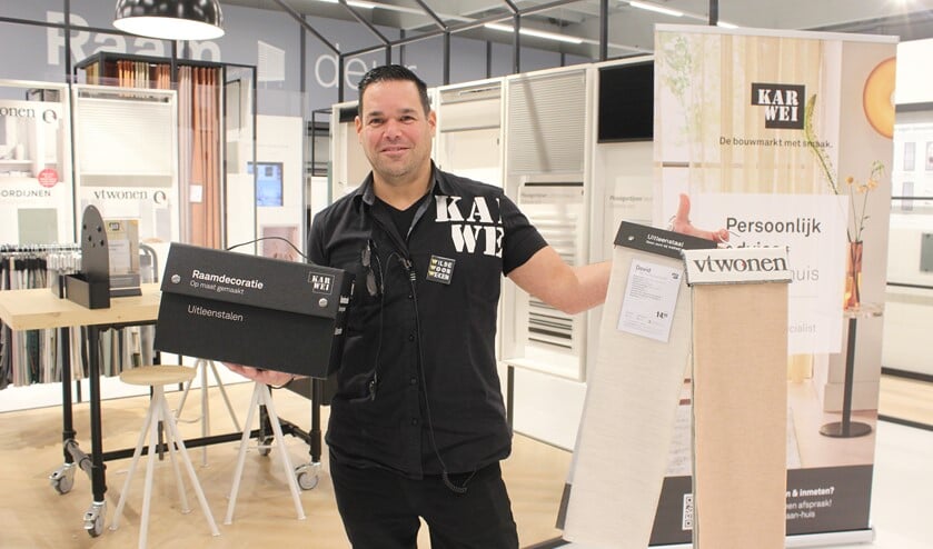 Karwei-Bouwmarktmanager Patrick van Tol in de raamdecoratieshop.