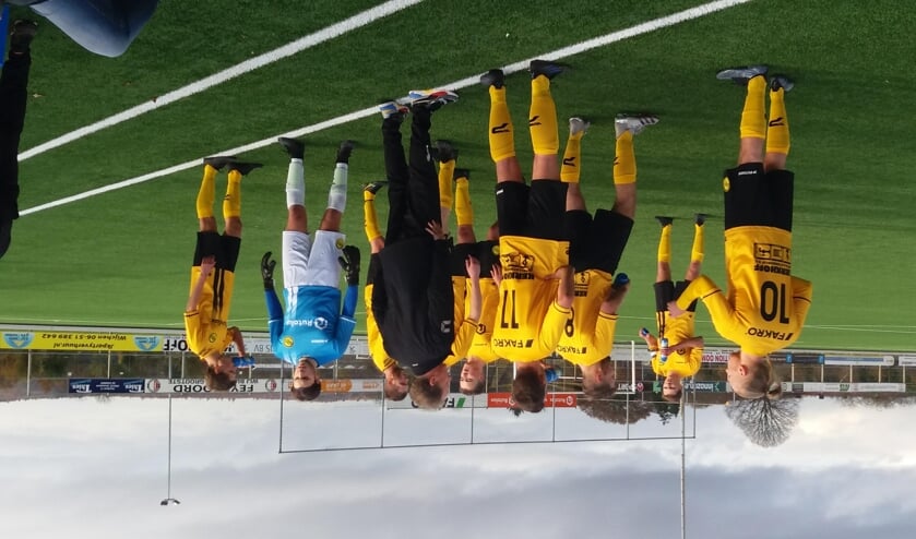<p>Overleg bij de spelers van Groesbeekse Boys.</p>