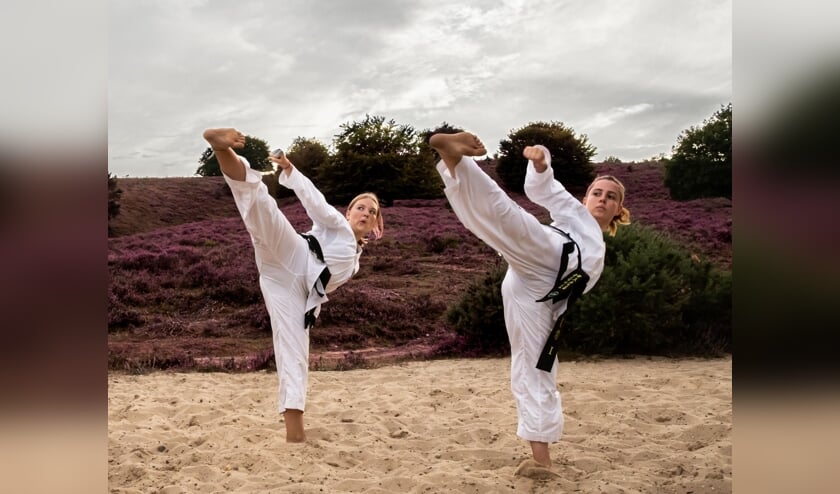 <p>Anna en Annelot in training op de Posbank. </p>