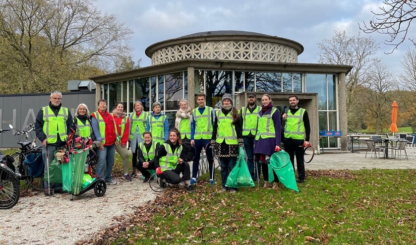 Vrijwilligers van Stichting Heel Arnhem Schoon en werknemers van Alliander aan het werk.