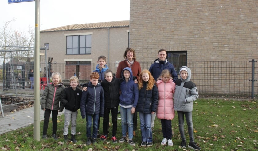 <p>Kinderraad onthult naambord samen met wethouder Sylvia Fleuren.</p>