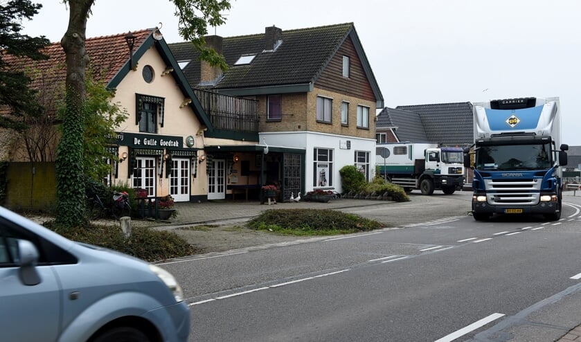 <p>De onveilige bocht bij De Gulle Goedzak. Vrachtwagen zijn hier een groot probleem.</p>