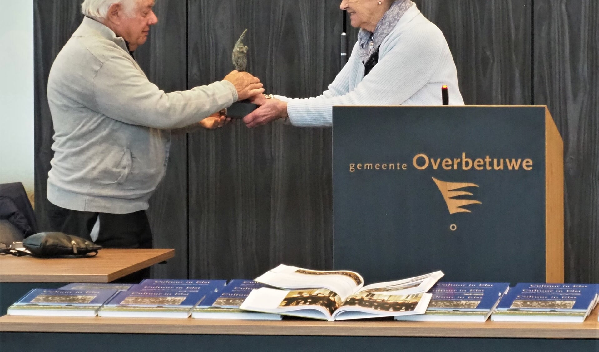 Voorzitter Henk Knol neemt de cultuurprijs in ontvangst van oud-burgemeester Liesbeth Tuinman. 