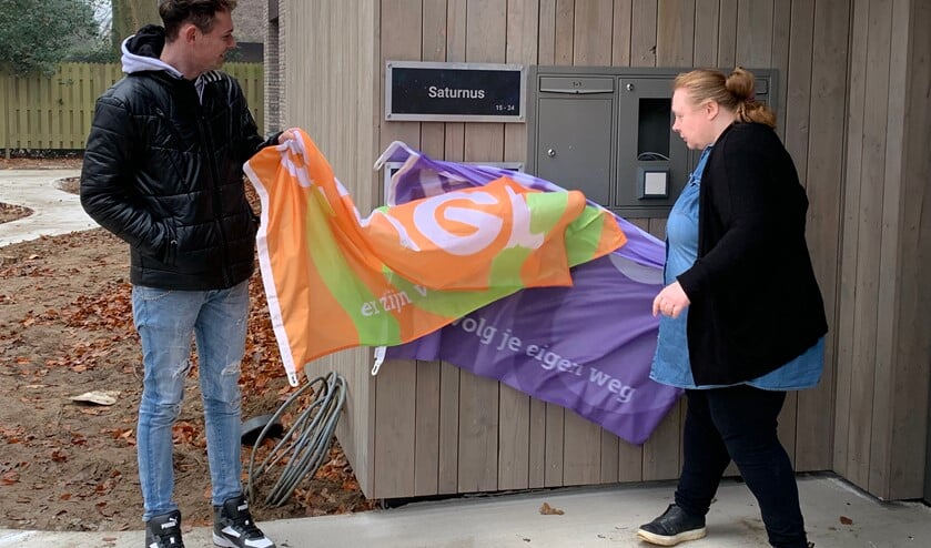 Bewoners Michael en Annelies onthullen de namen van de eerste woningen (Saturnus en Neptunus), die allemaal in het door de bewoners gekozen thema Heelal staan.