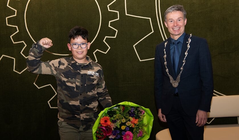Elias juicht. Hij wordt kinderburgemeester.
