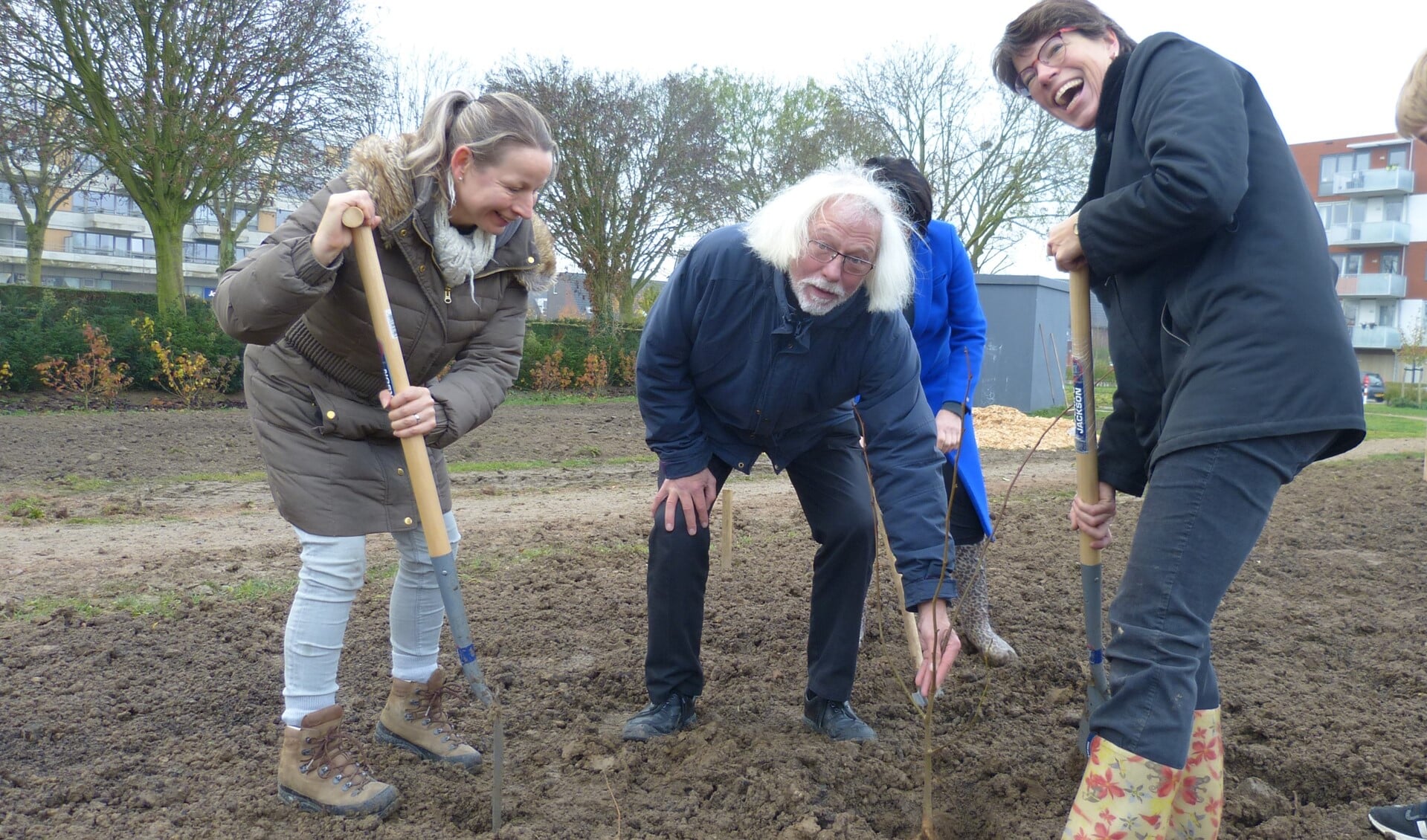 Wethouder Velthuis en initiatiefnemers Suzanne Herder en Jolanda Hoefnagel planten de eerste boom. 