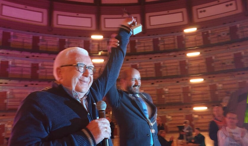 Voedselbankcoördinator Joop Toeter en burgemeester Ahmed Marcouch.