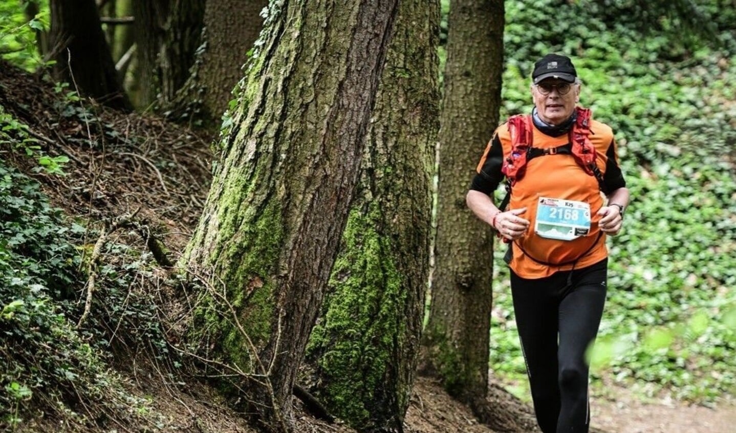 Theo Engelen traint vaak in het bos, heuveltje op, heuveltje af. Een goede voorbereiding voor de Zevenheuvelenloop. 