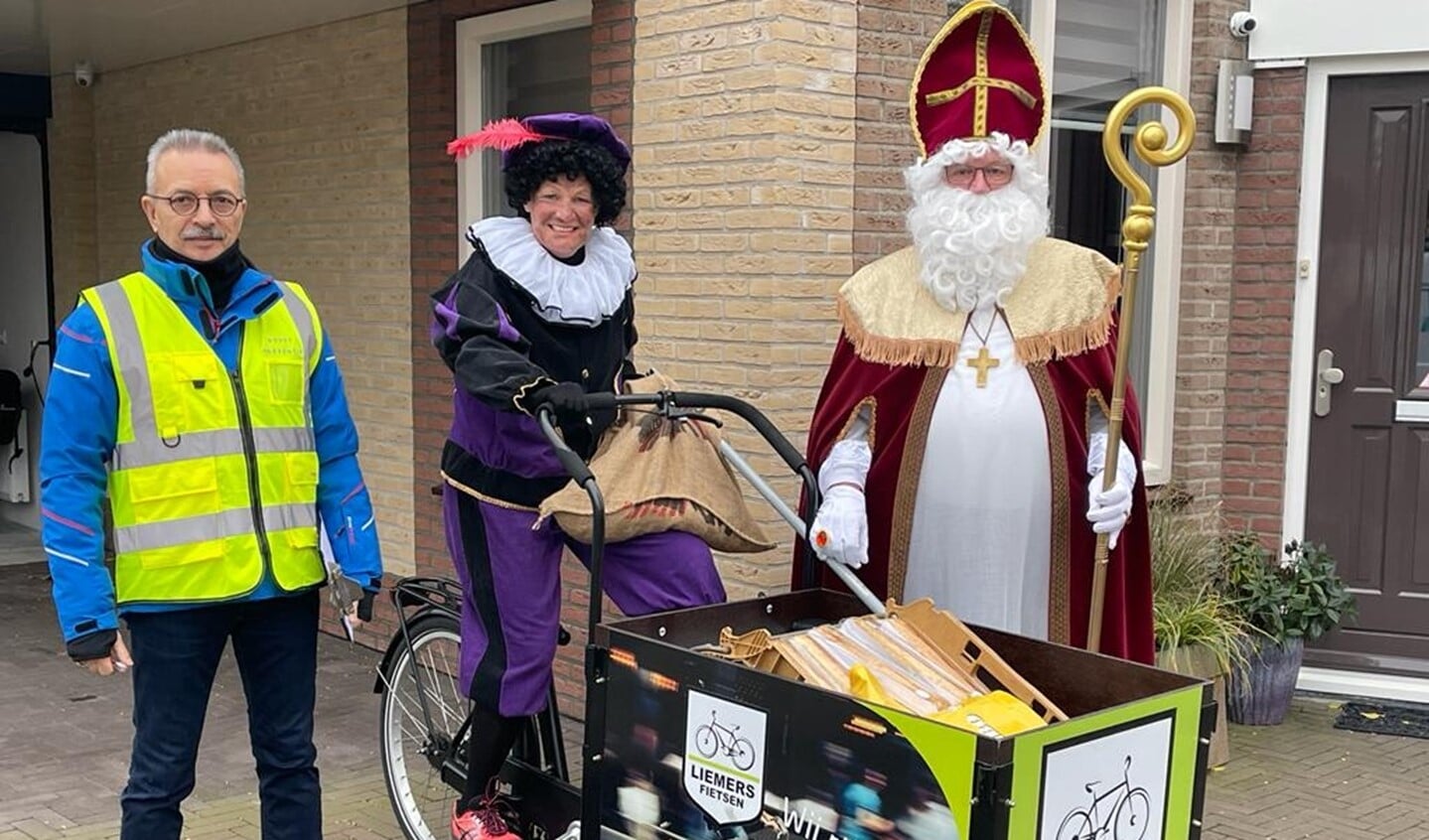 De Sint en zijn fietspiet kwamen langs voor een bedanje