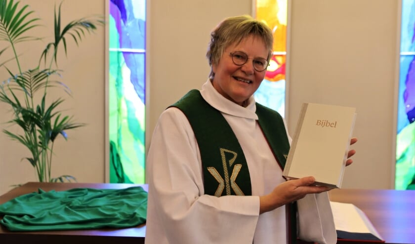 <p>Ds Inge de Jong-Baerends met de NBV21 in de Ontmoetingskerk. </p>