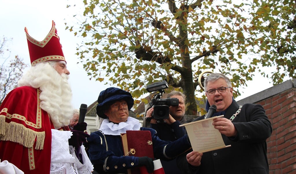 Burgemeester Bruls heet Sinterklaas welkom.